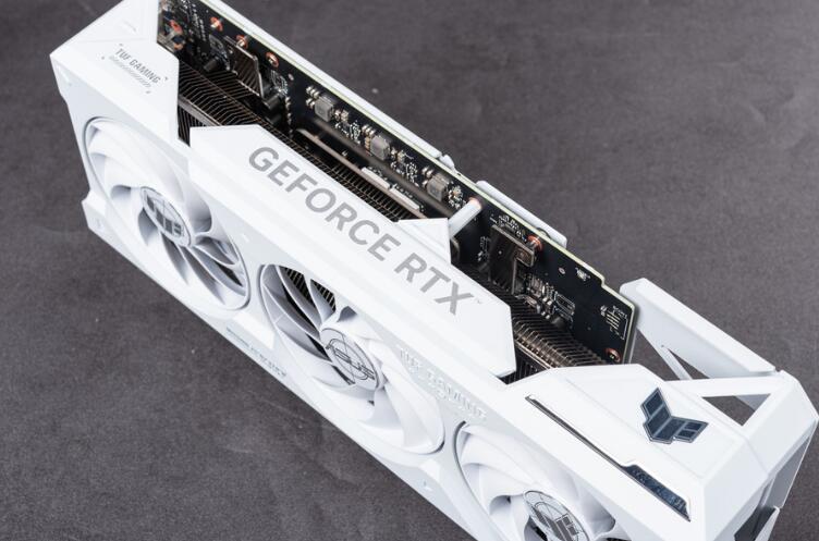 TUF GAMING Z790-BTF WIFI和RTX 4070 Ti SUPER BTF开箱评测