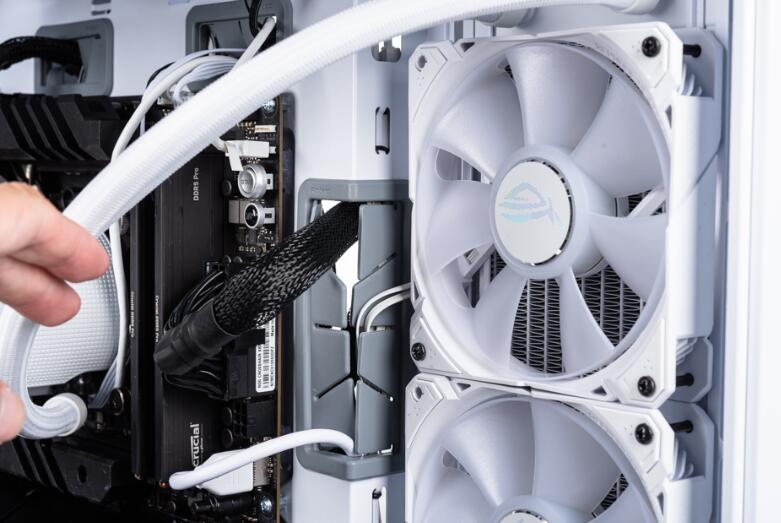 Antec C8 White机箱开箱评测 Antec C8 White机箱开箱评测