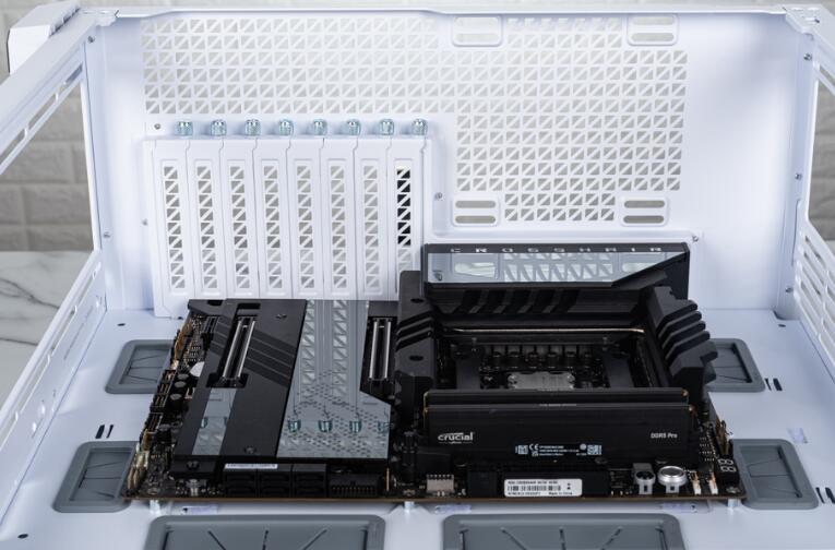 Antec C8 White机箱开箱评测 Antec C8 White机箱开箱评测