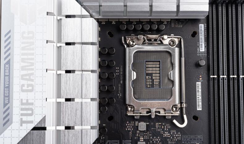 TUF GAMING Z790-BTF WIFI和RTX 4070 Ti SUPER BTF开箱评测