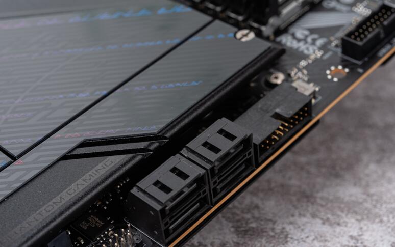 ASRock Phantom Gaming Z790 Nova WiFi开箱评测 ASRock Phantom Gaming Z790 Nova WiFi开箱评测