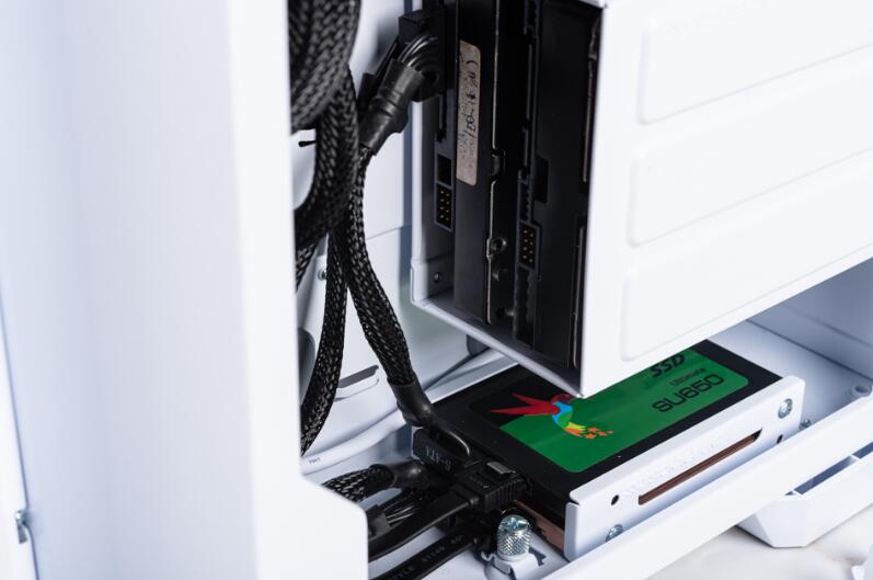 Antec C8 White机箱开箱评测 Antec C8 White机箱开箱评测