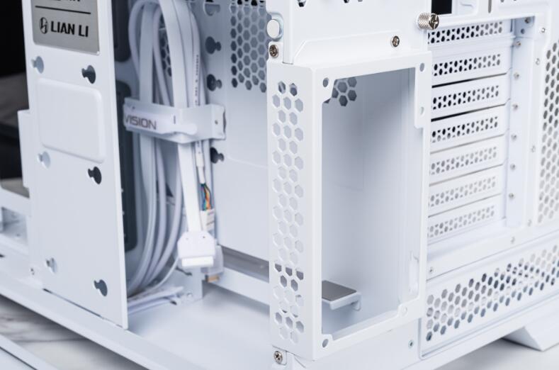 LIAN LI O11 VISION机箱开箱评测